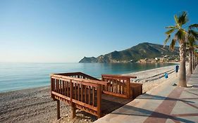 Soleado apartamento con piscina y terraza privada.